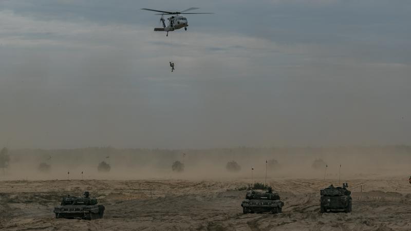 "Black Hawk" helikopteris virs poligona mācību laikā