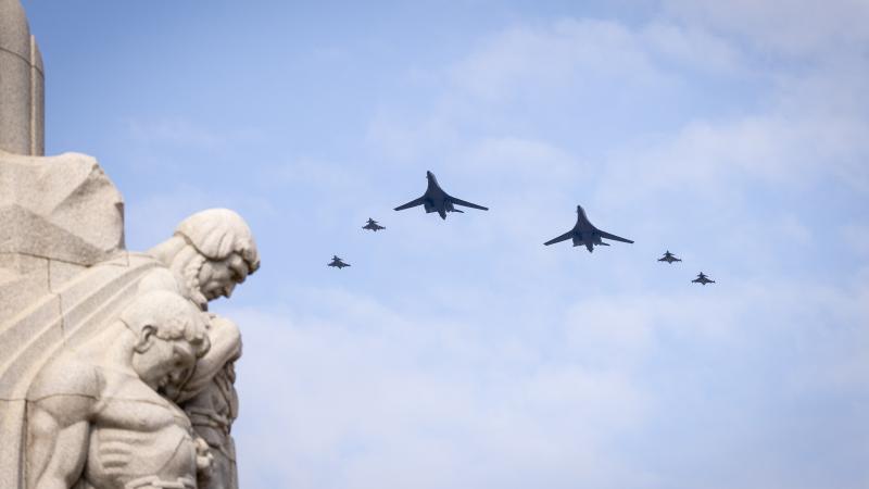 ASV virsskaņas stratēģisko bumbvedēju B-1 "Lancer", kā arī ngārijas un Zviedrijas Gaisa spēku “JAS-39 Gripen”  pārlidojums pār Brīvības pieminekli Rīgā