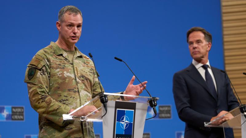 NATO Sabiedroto spēku augstākais komandieris Eiropā ASV Gaisa spēku ģenerālis Aleksuss Grinkevičs kopā ar NATO ģenerālsekretāru Marku Riti