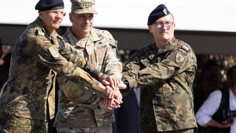 NATO Sabiedroto sauszemes spēku pavēlniecības komandieris ģenerālis Kristofers Dobahjū NATO sauszemes spēku Latvijā un Igaunijā komandvadības nodošanas ceremonijā Vācijas - Nīderlandes armijas korpusam Valkā - Valgā