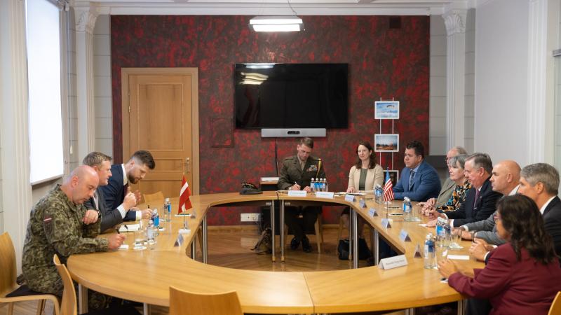 Aizsardzības ministrs R. Melnis tiekas ar ASV kongresa pārstāvjiem