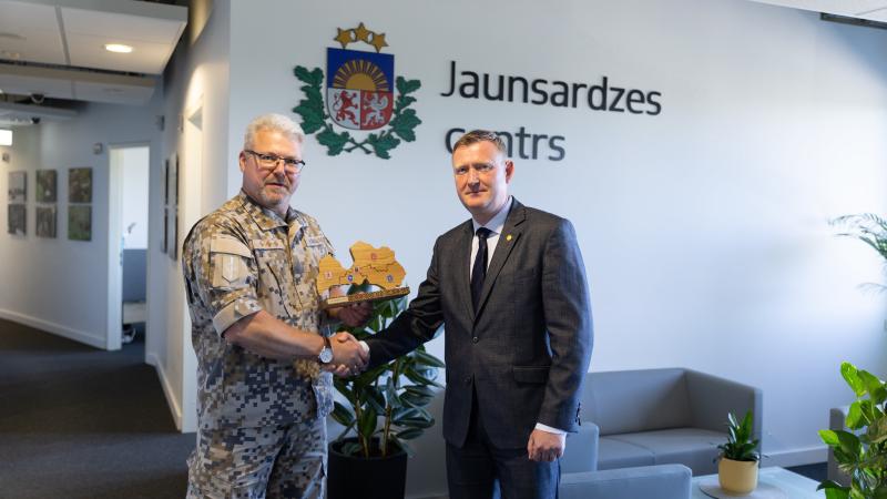 Aizsardzības ministrs R. Melnis tiekas ar Jaunsardzes centra direktoru pulkvedi Valtu Āboliņu