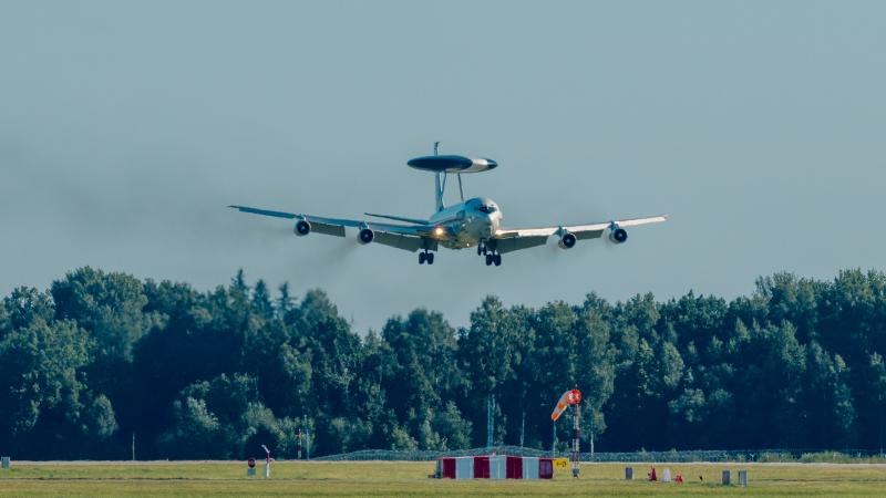 NATO AWACS lidmašīnas "Boeing" E-3A ierašanās NBS Lielvārdes aviācijas bāzē