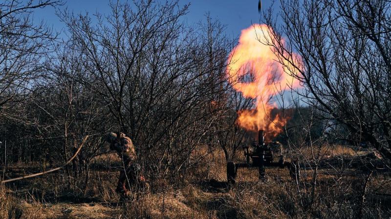 Ukrainas artilēristi veic triecienu krievu okupantu pozīcijām