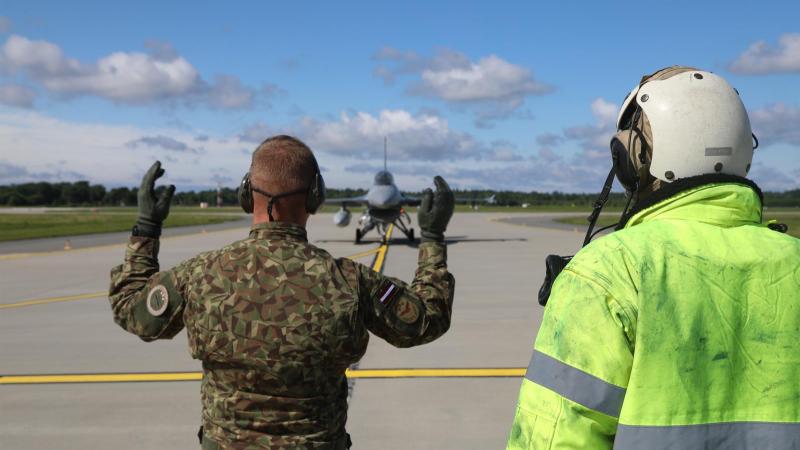 Latvijas Gaisa spēku karavīrs Igaunijas Emari militārajā bāzē sagaida Portugāles iznīcinātāju F-16M