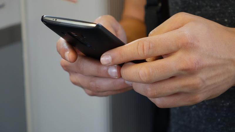 Cilvēks ar telefonu
