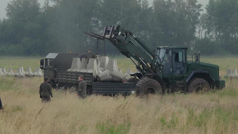 Vācijas un Polijas karavīri izbūvē inženiertehniskos šķēršļus uz Polijas robežas ar agresorvbalstīm - krieviju un Baltkrieviju