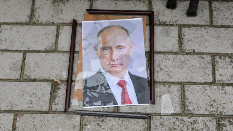 Sadauzīts attēls ar kremļa diktatoru, kara noziedznieku vladimiru putinu