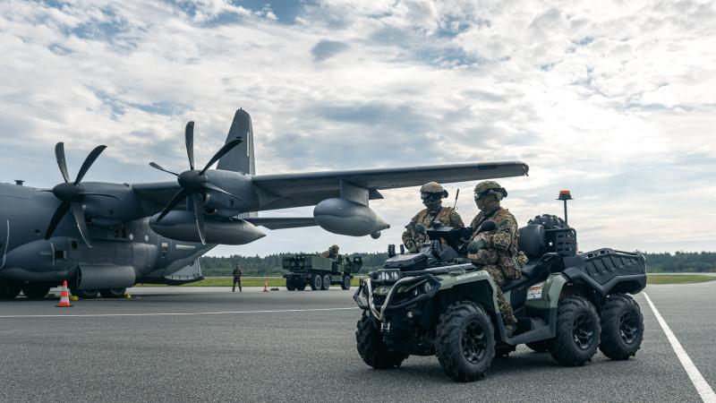 Latvijas un sabiedroto karavīri militāro mācību laikā Liepājas lidostā