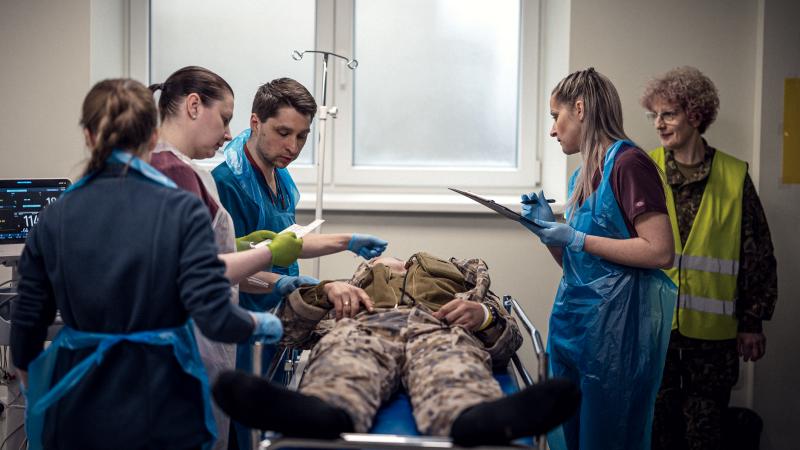 Militārās medicīnas mācības "Ausma", kurās mediķi uzņem cietušos slimnīcā