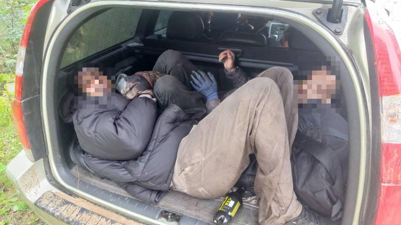 Aizturētais auto ar nelegālajiem migrantiem