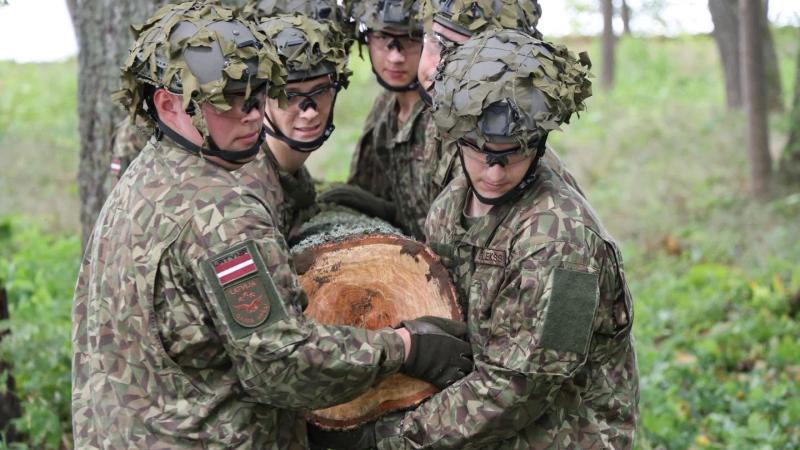 Karavīri strādā pie vētras seku likvidēšanas