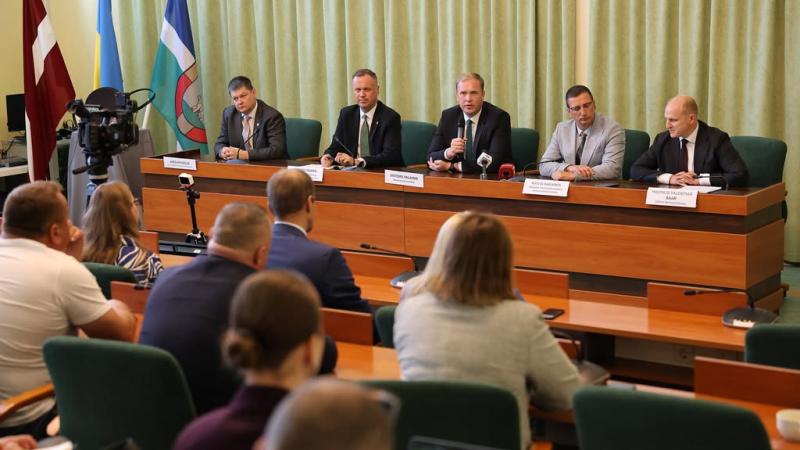 Amatpersonas preses konferencē