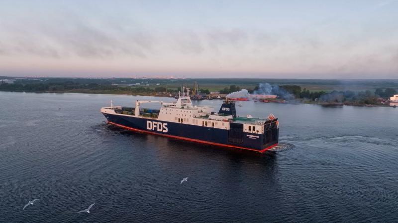 Kravas kuģis DFDS ienāk Rīgas ostā
