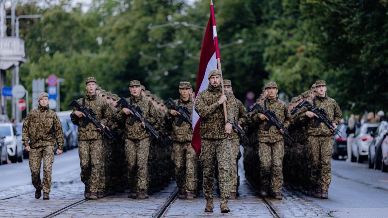 VAD karavīri soļo uz Brīvība spieminekļa laukumu