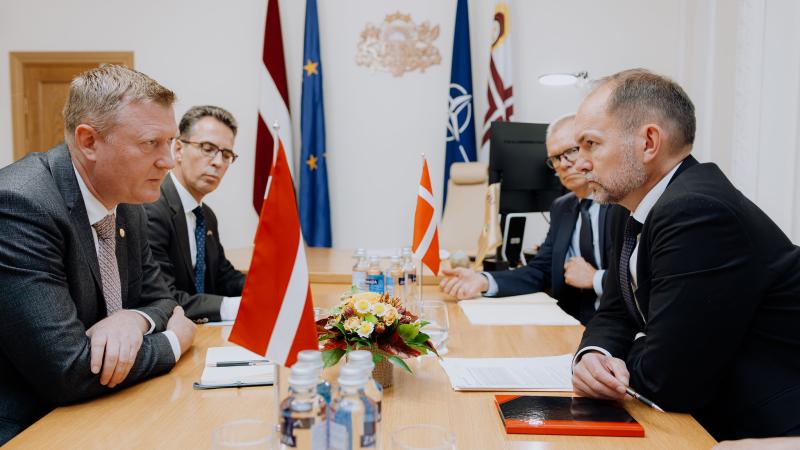 Aizsardzības ministrs Raivis Melnis tiekas ar Dānijas aizsarzdības ministru Jeppi Brūsu Kristensenu (Jeppe Bruus Christensen)