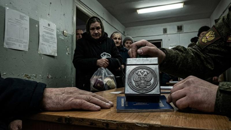 Māklīgā intelekta veidots attēls, kurā uz ukrainas pases uzspiež krievijas zīmogu
