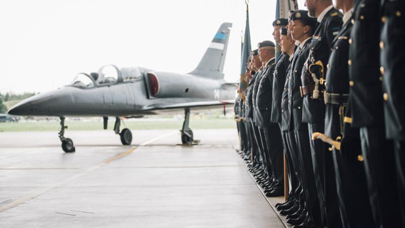 Igaunijas karavīri iepretim reaktīvajai treniņlidmašīnai L-39 "Albatros"
