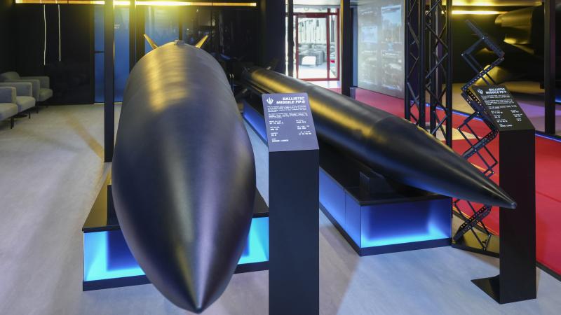 Ukrainas ballistisko raķešu FP-7 un FP-9 maketi izstādē MSPO Kelcē, Polijā, 2026. gada 8. septembrī