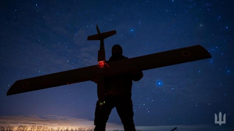 Ukrainas karavīrs ar dronu