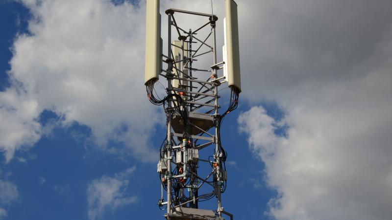 Mobilo sakaru antenas