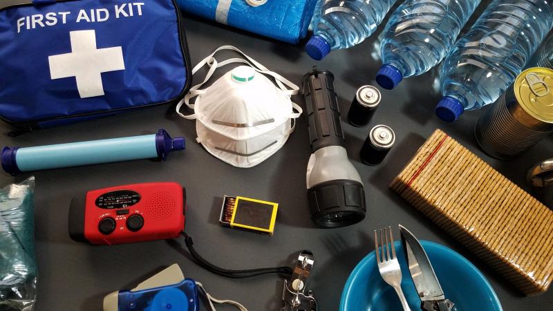Ūdens, pārtika, aptieciņa, radio un lukturis