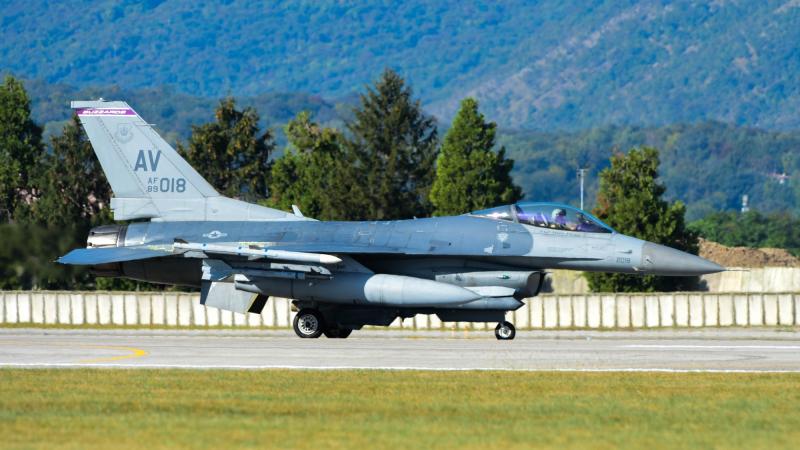 ASV Gaisa spēku iznīcinātājs F-16 NATO mācībās “Steadfast Noon” Itālijā 2023. gada 17. oktobrī