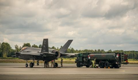 ASV iznīcinātājs F-35