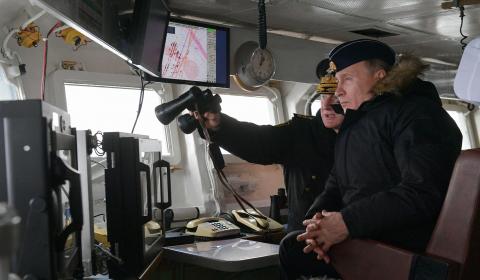 Krievijas autoritārais prezidents Vladimirs Putins vēro apvienotā Melnās jūras flotes un Ziemeļu flotes mācības